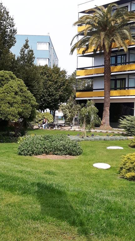 Apartments Davor Биоград на Мору Екстериор снимка