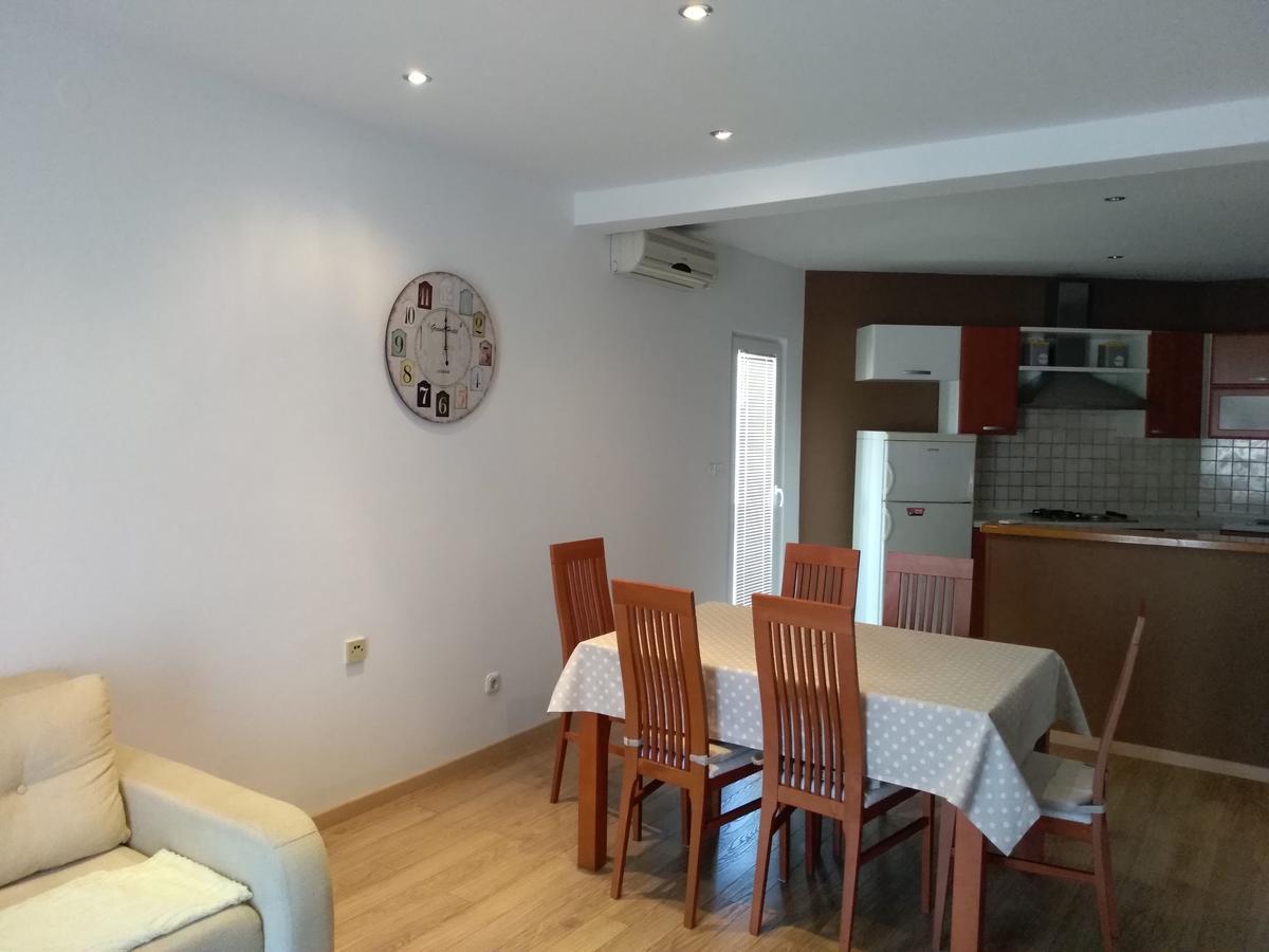 Apartments Davor Биоград на Мору Екстериор снимка